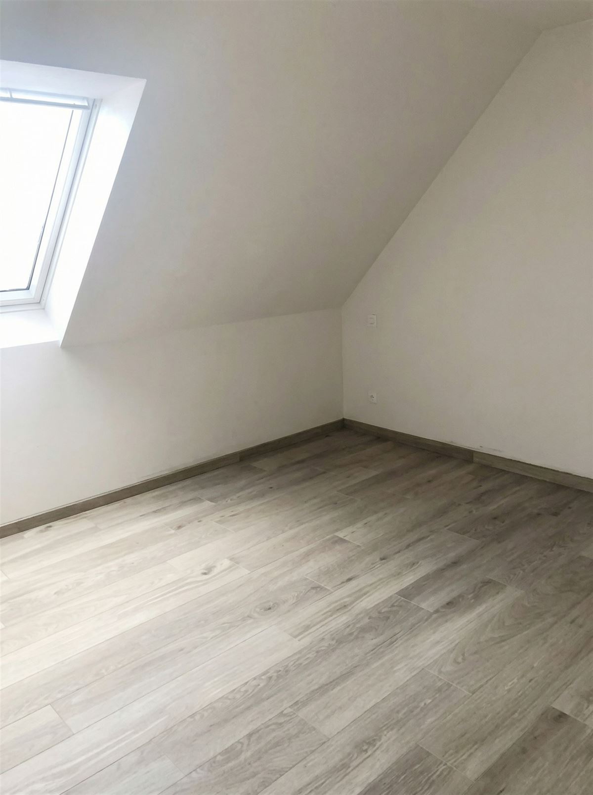 moderne-zolderkamer-met-houten-vloer