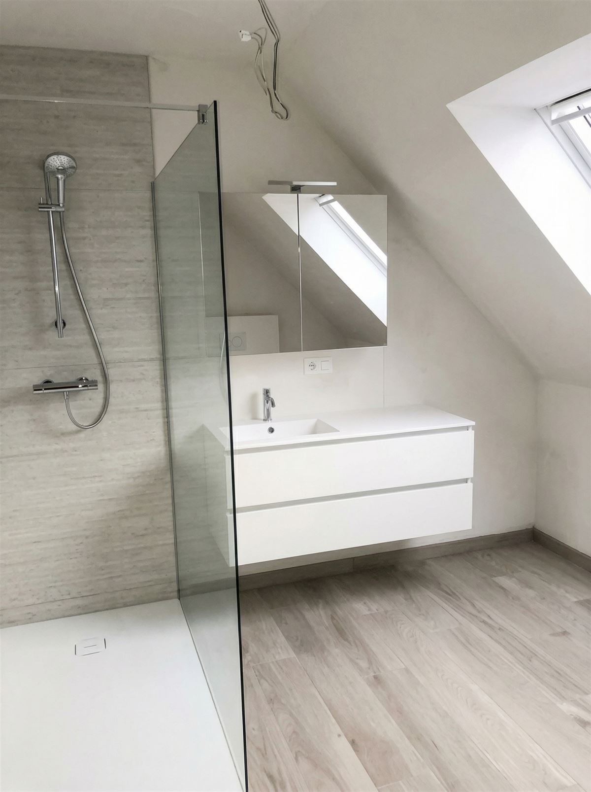 moderne-badkamer-met-houten-vloer