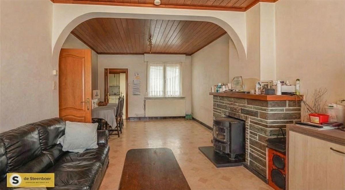 gezellige-woonkamer-met-openhaard-en-bank