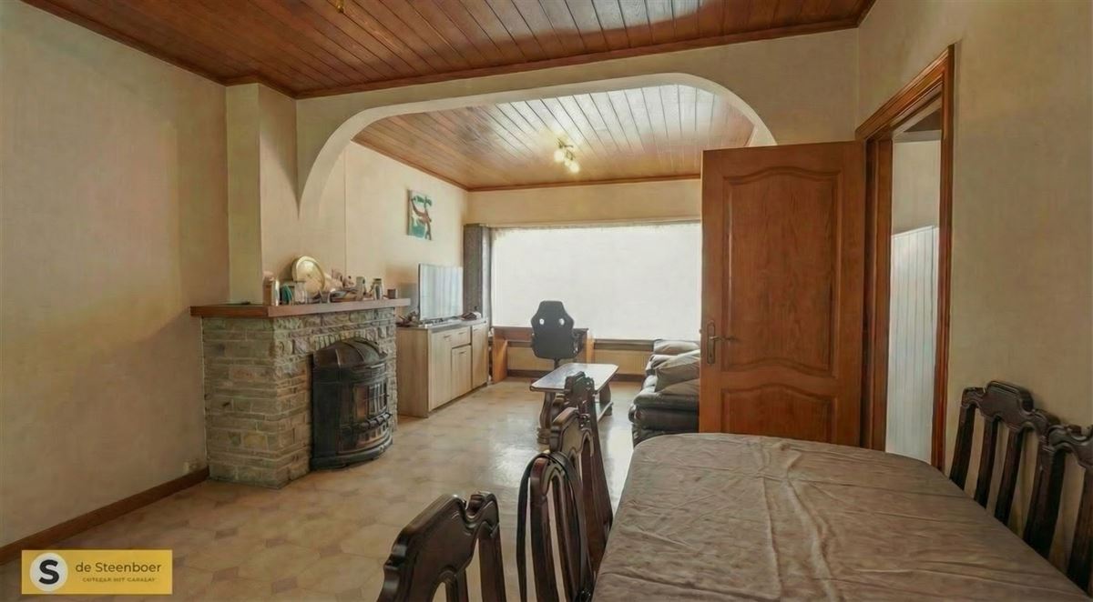 overvolle-woonkamer-met-houten-plafond