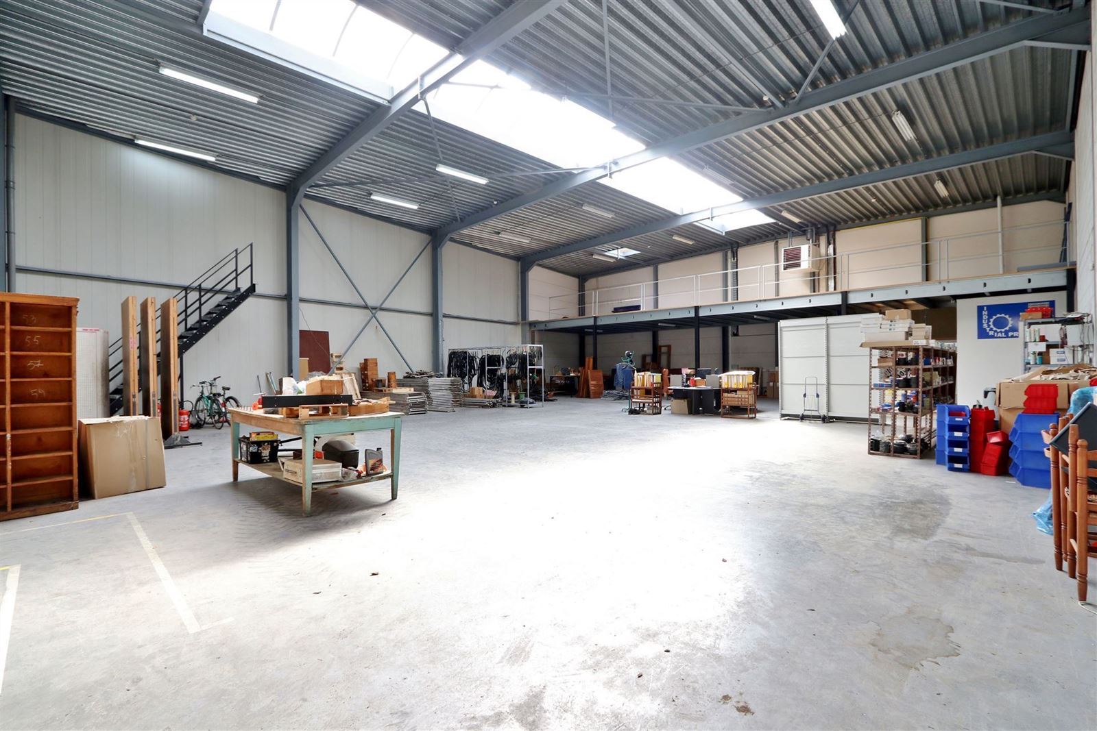 FOTO’S 1 : Atelier te 1600 SINT-PIETERS-LEEUW (België) - Prijs € 2.500