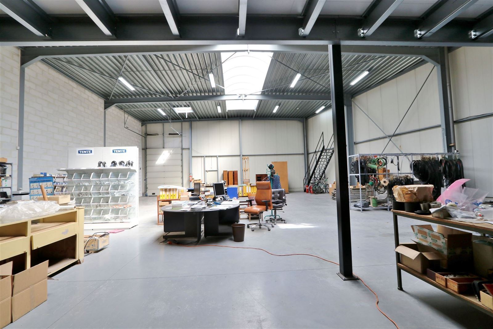 FOTO’S 8 : Atelier te 1600 SINT-PIETERS-LEEUW (België) - Prijs € 2.500