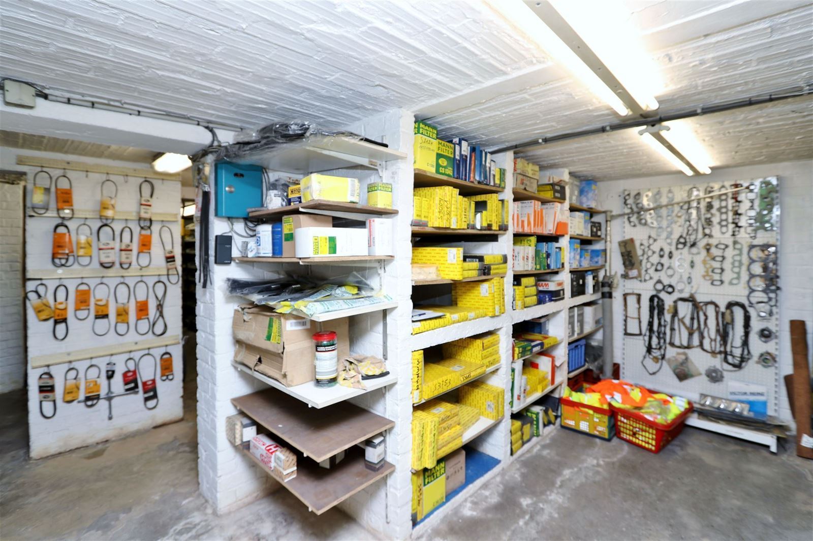 FOTO’S 14 : Garage te 1600 SINT-PIETERS-LEEUW (België) - Prijs In optie