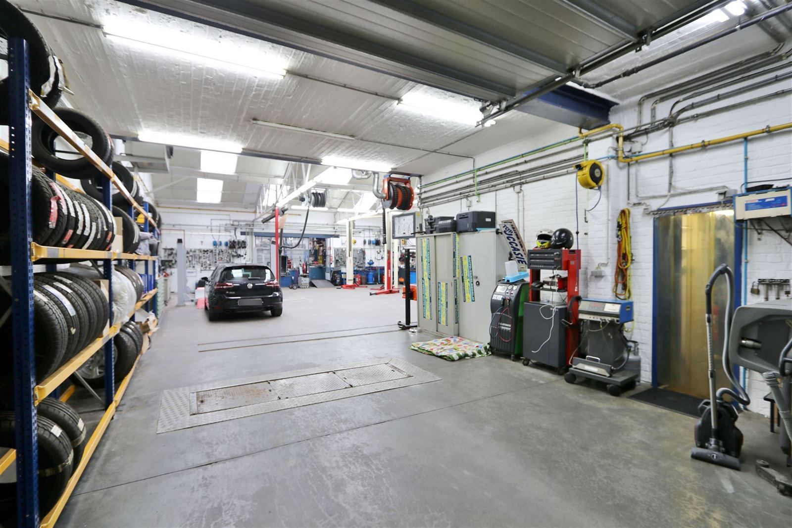 FOTO’S 4 : Garage te 1600 SINT-PIETERS-LEEUW (België) - Prijs In optie