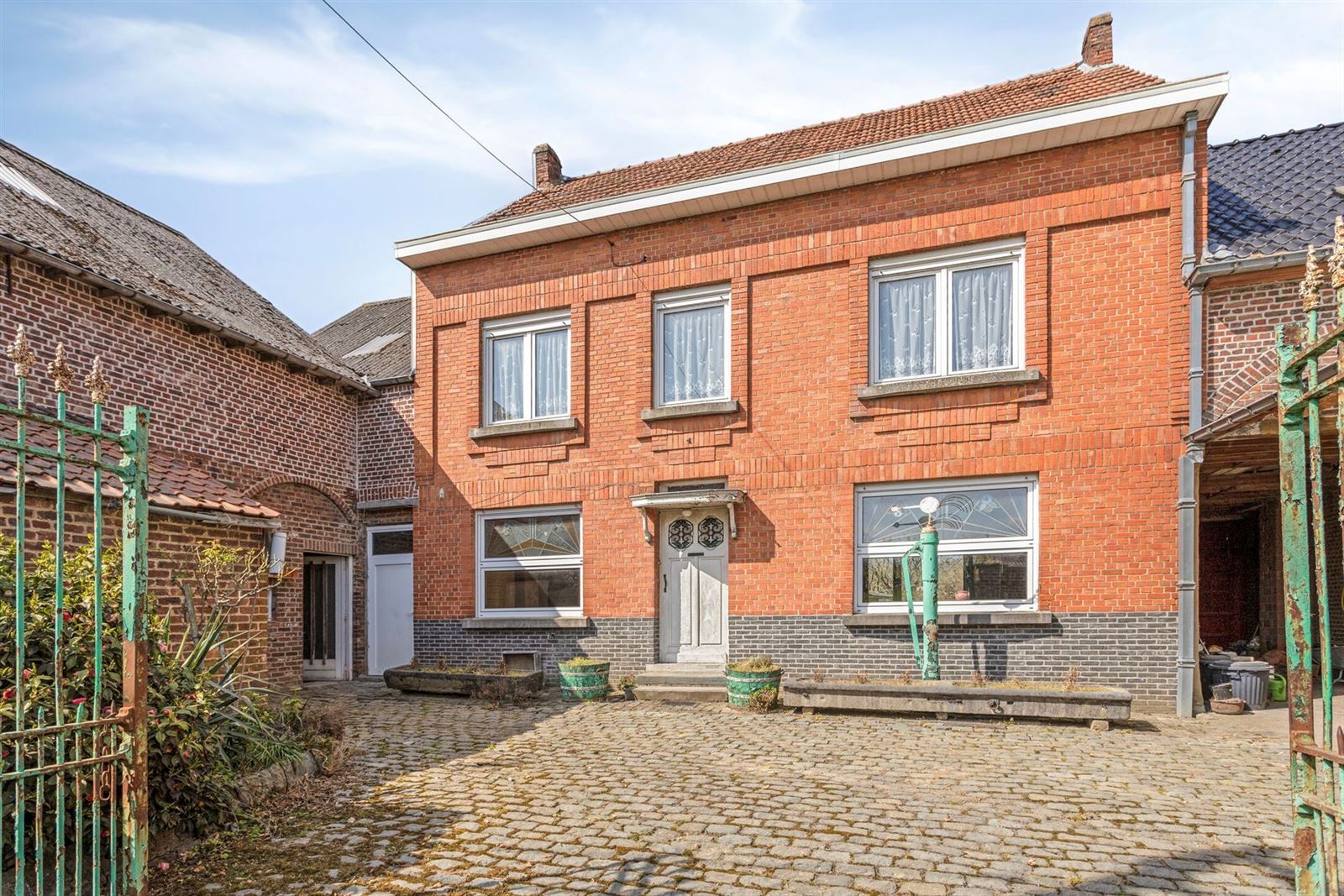 FOTO’S 2 : Gemengd gebouw te 1674 BELLINGEN (België) - Prijs € 799.000
