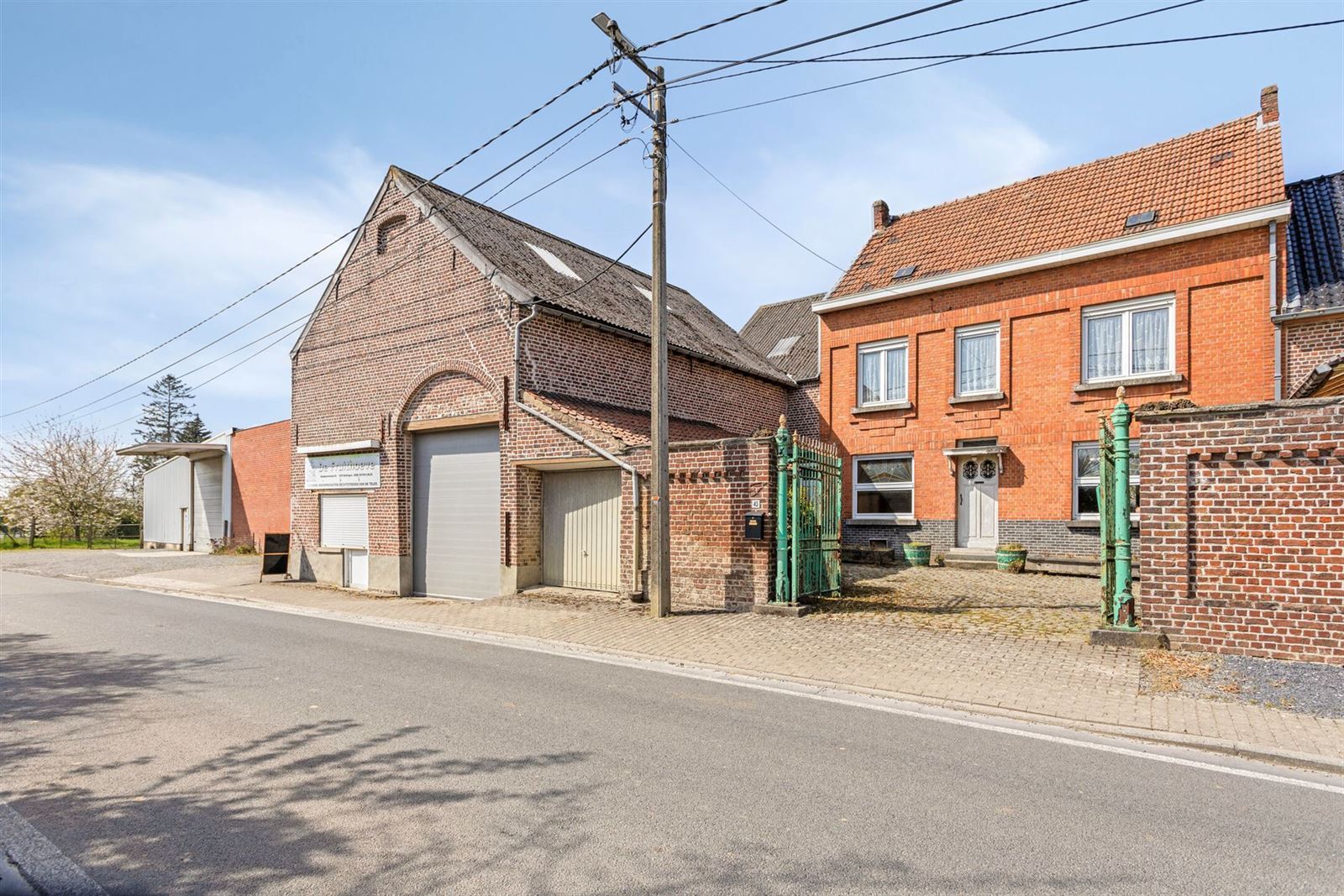 FOTO’S 1 : Gemengd gebouw te 1674 BELLINGEN (België) - Prijs € 799.000