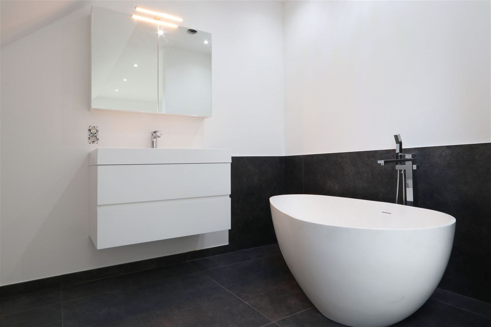 FOTO’S 14 : Duplex te 1640 SINT-GENESIUS-RODE (België) - Prijs € 1.650