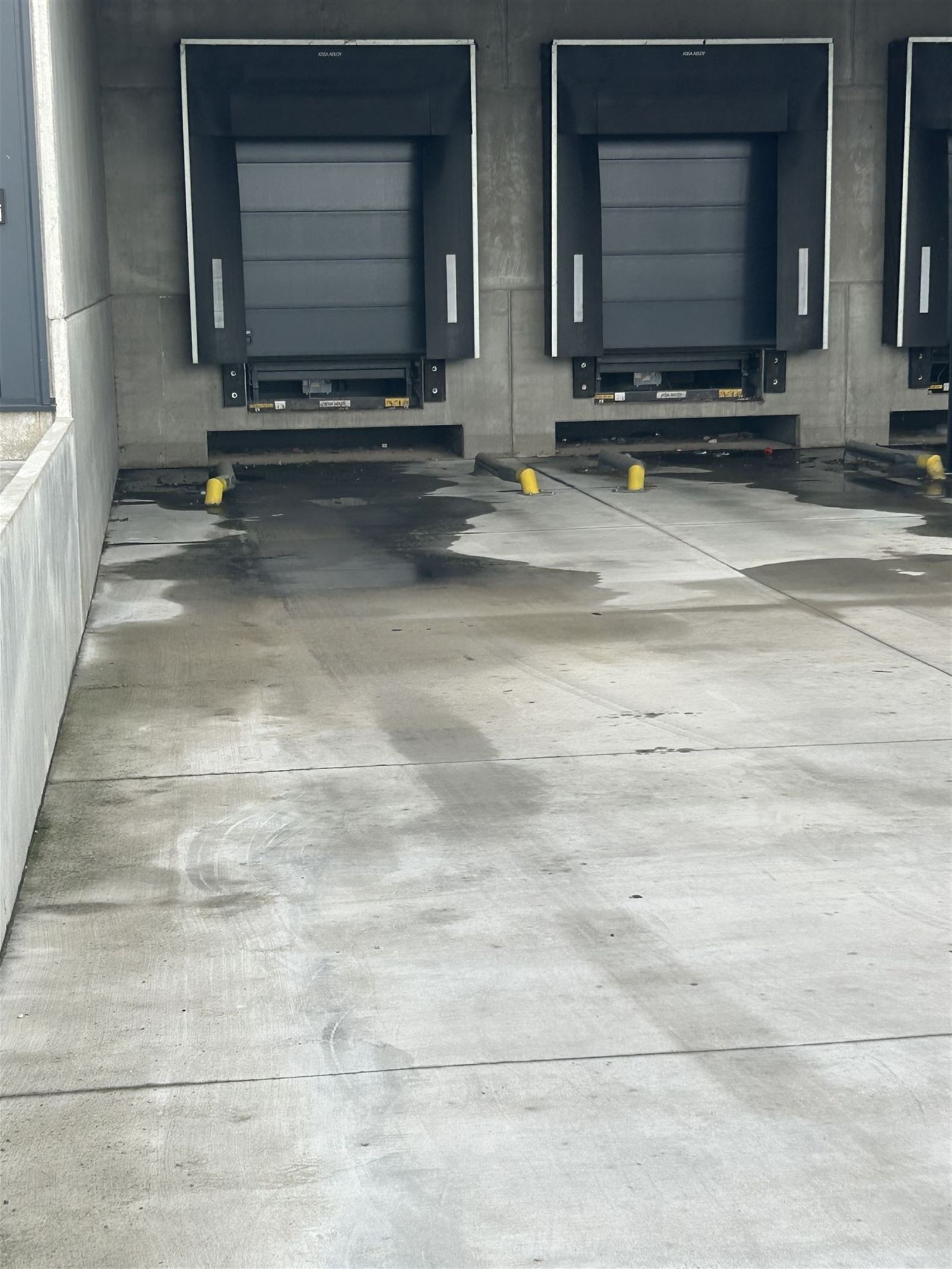 FOTO’S 8 : Magazijn met bureel te 1480 TUBIZE (België) - Prijs € 3.200