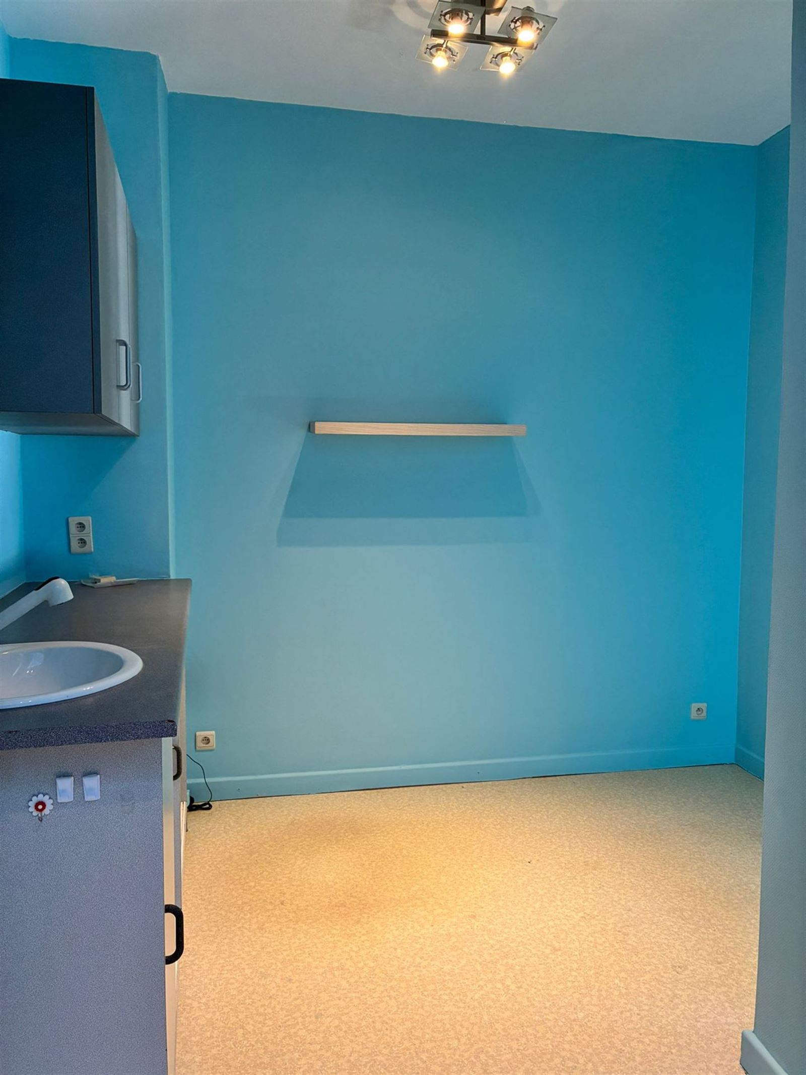 FOTO’S 10 : Handelsgalerij te 1750 SINT-KWINTENS-LENNIK (België) - Prijs € 600