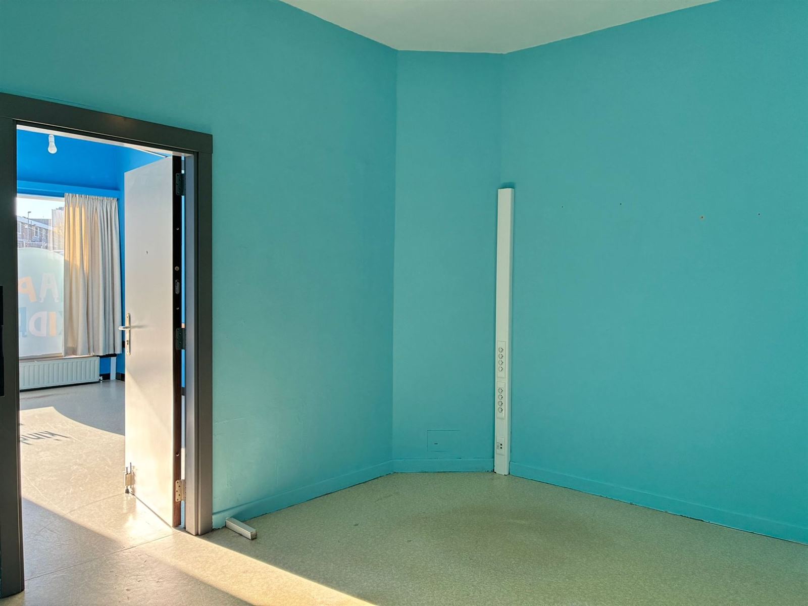 FOTO’S 7 : Handelsgalerij te 1750 SINT-KWINTENS-LENNIK (België) - Prijs € 600