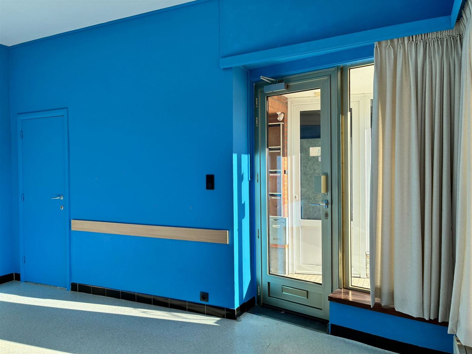 FOTO’S 5 : Handelsgalerij te 1750 SINT-KWINTENS-LENNIK (België) - Prijs € 600