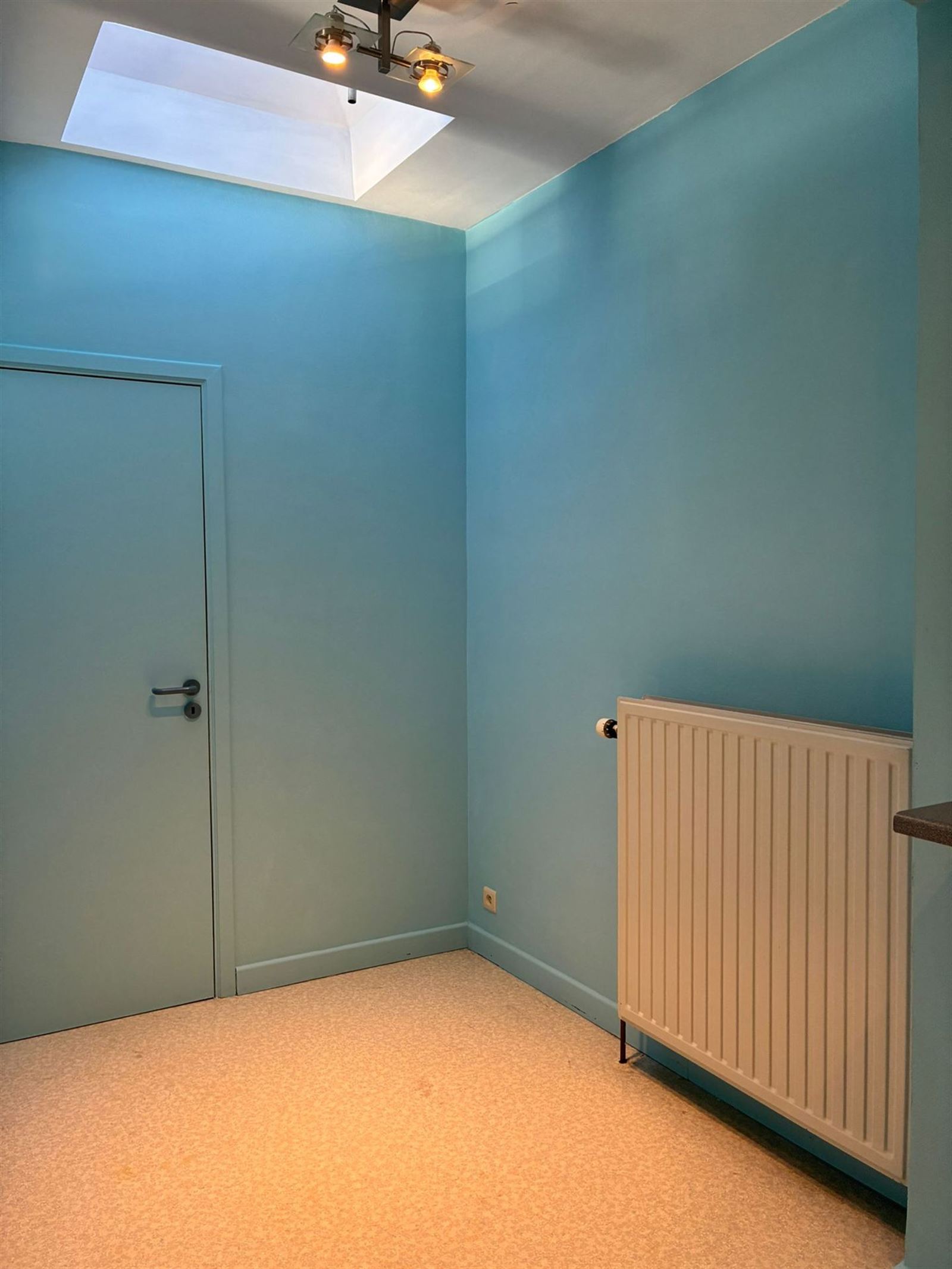 FOTO’S 9 : Handelsgalerij te 1750 SINT-KWINTENS-LENNIK (België) - Prijs € 600