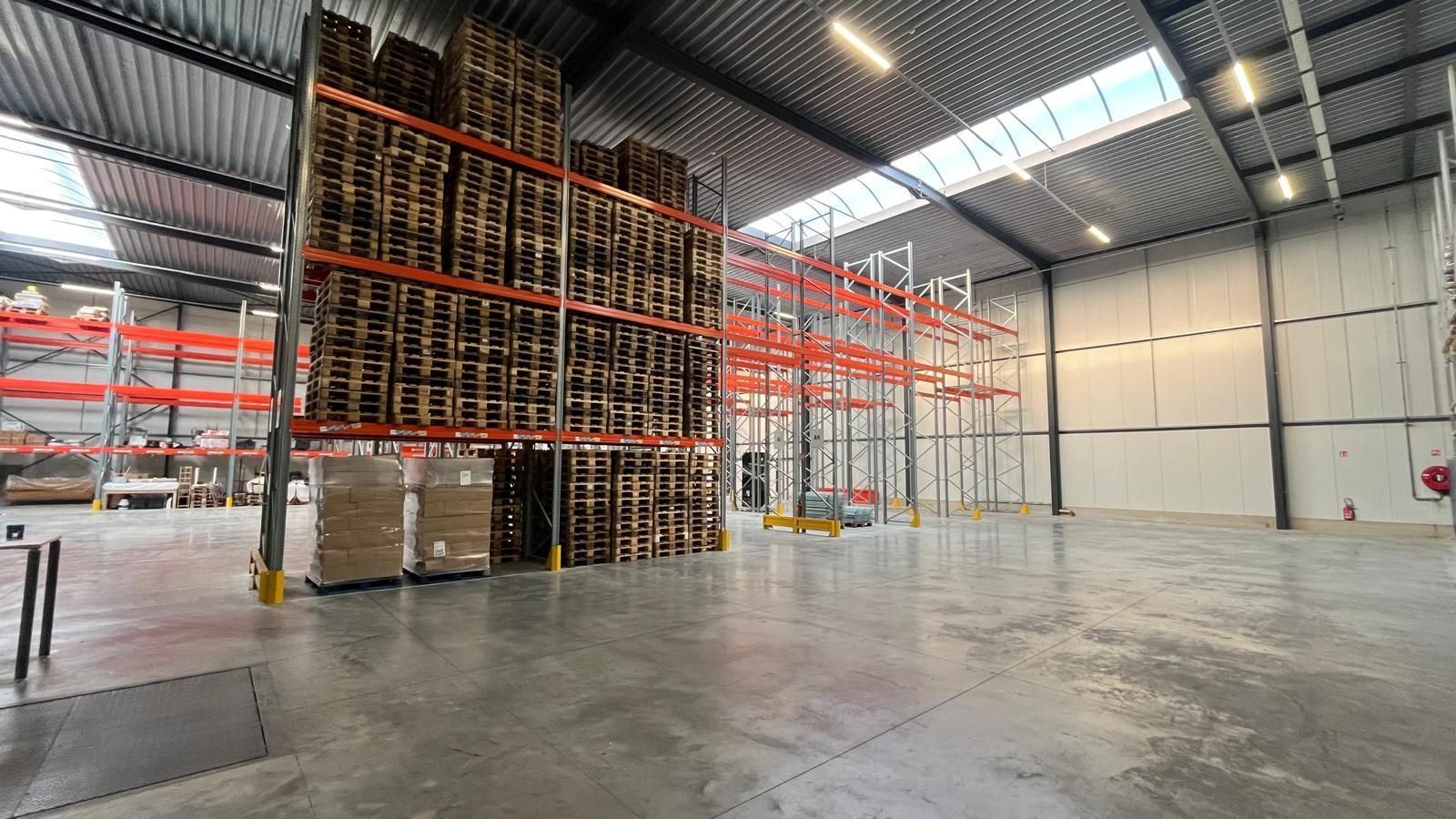FOTO’S 4 : Magazijn met bureel te 1500 HALLE (België) - Prijs € 3.200