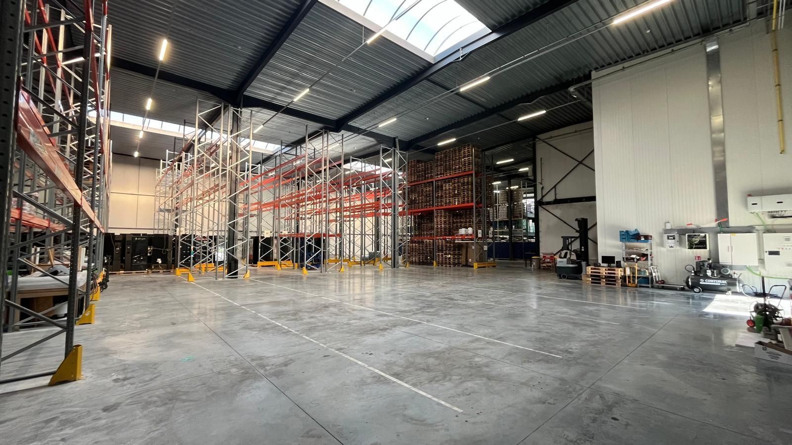 FOTO’S 7 : Magazijn met bureel te 1500 HALLE (België) - Prijs € 3.200