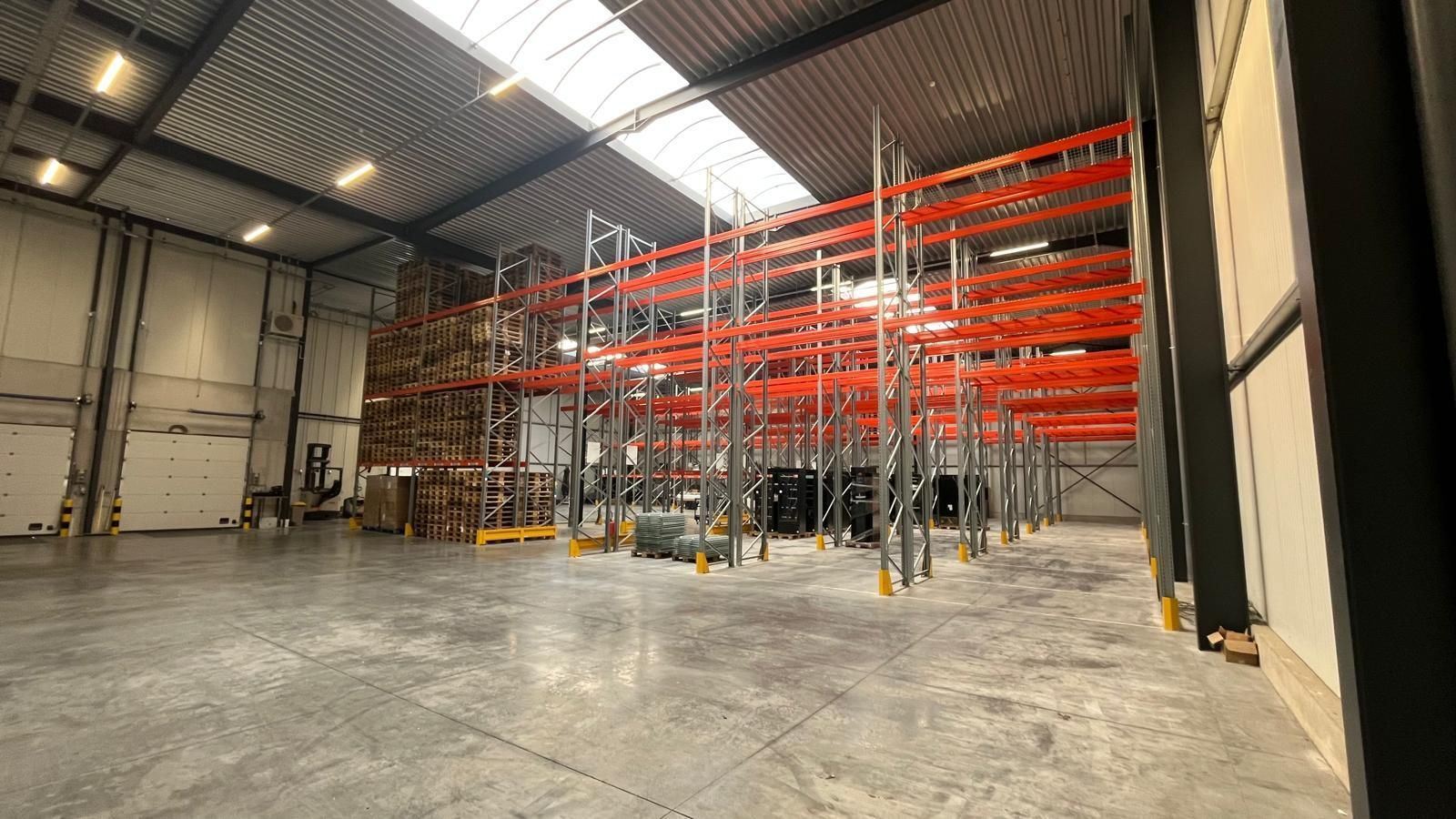 FOTO’S 5 : Magazijn met bureel te 1500 HALLE (België) - Prijs € 3.200