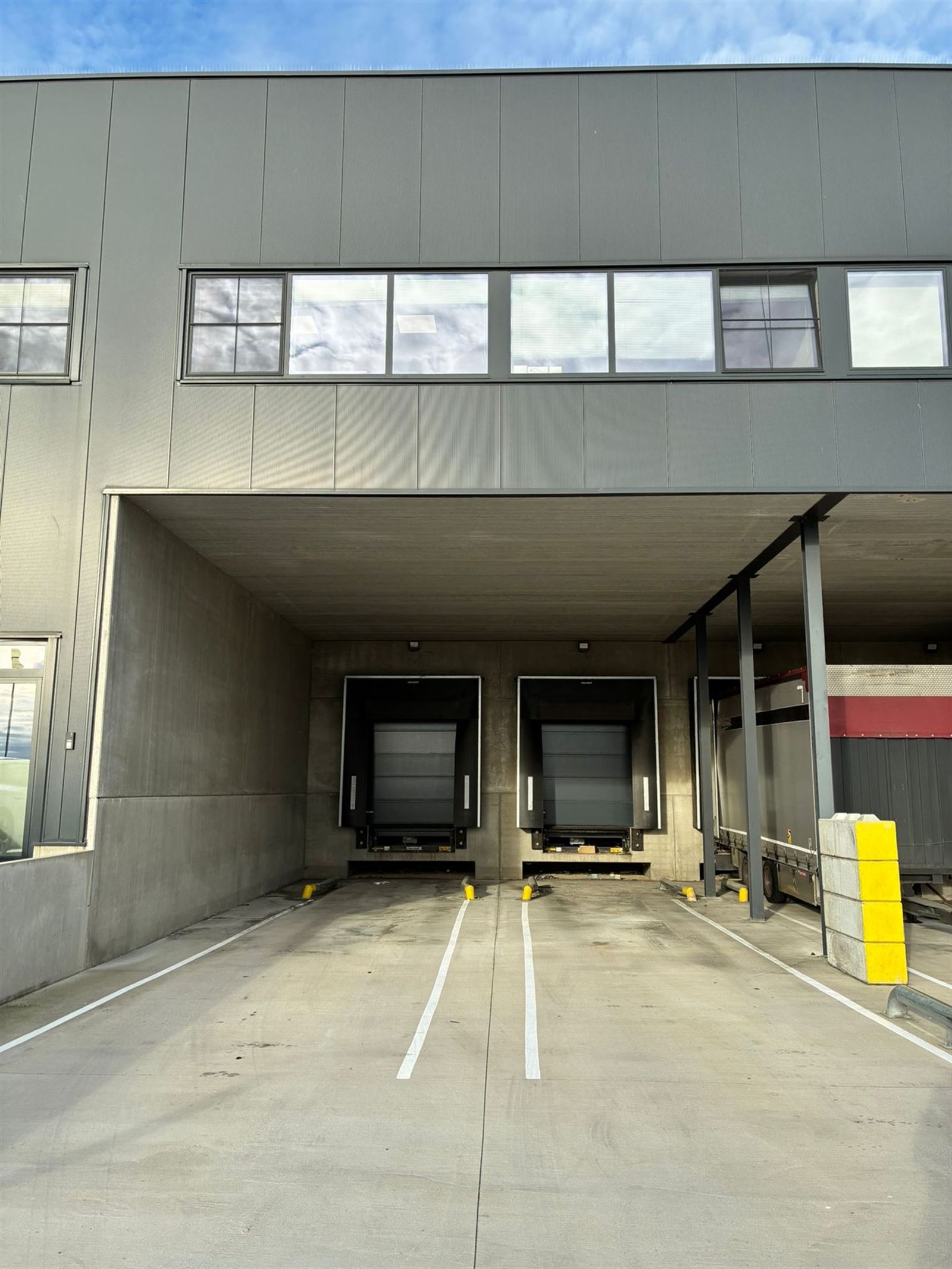 PHOTOS 14 : Entrepôt avec bureaux à 1500 HALLE (Belgique) - Prix 3.200 €