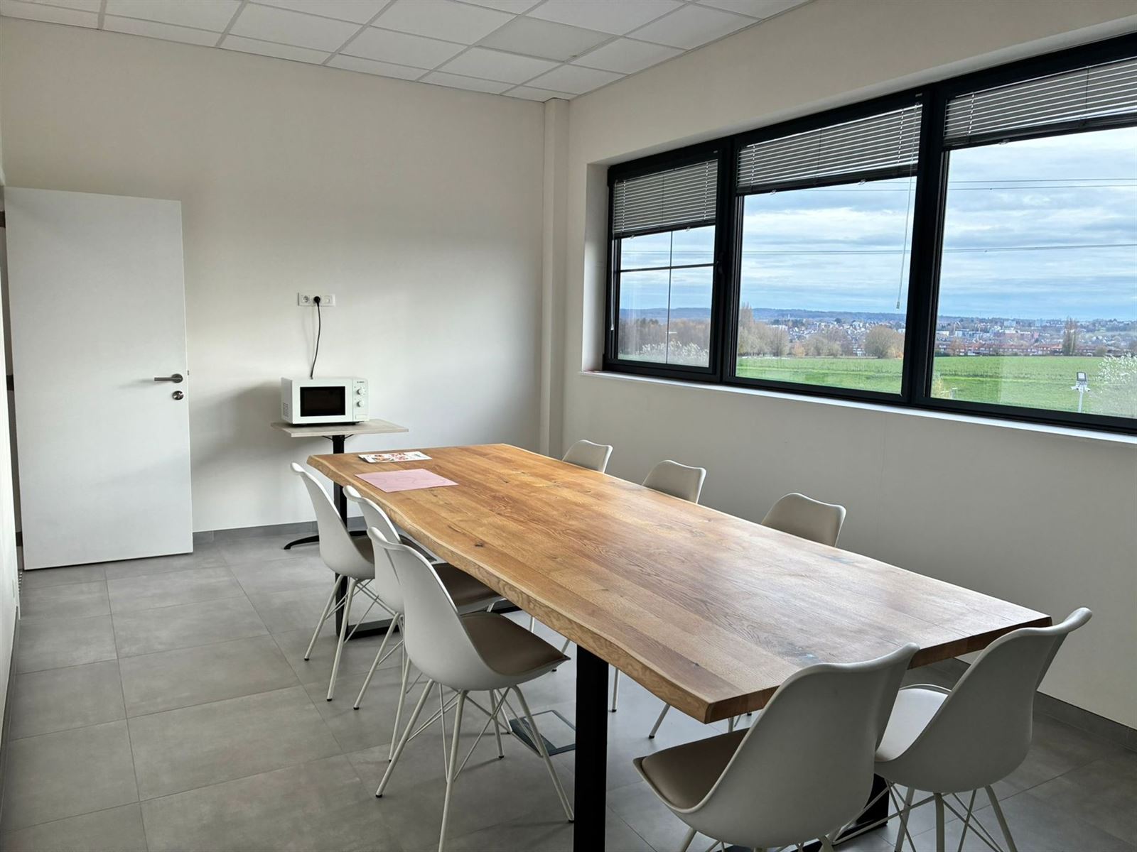 PHOTOS 12 : Entrepôt avec bureaux à 1500 HALLE (Belgique) - Prix 3.200 €