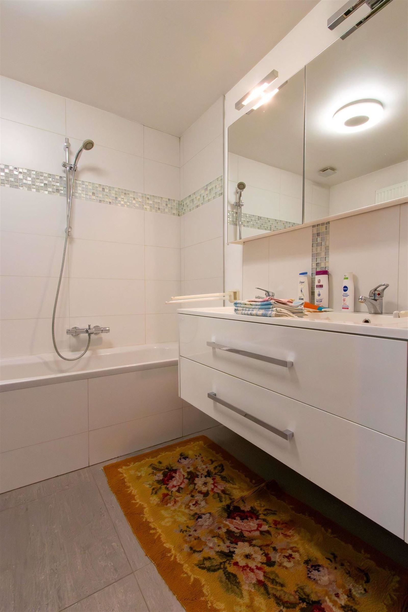 FOTO’S 18 : Duplex te 1500 HALLE (België) - Prijs &euro;&nbsp;1.025