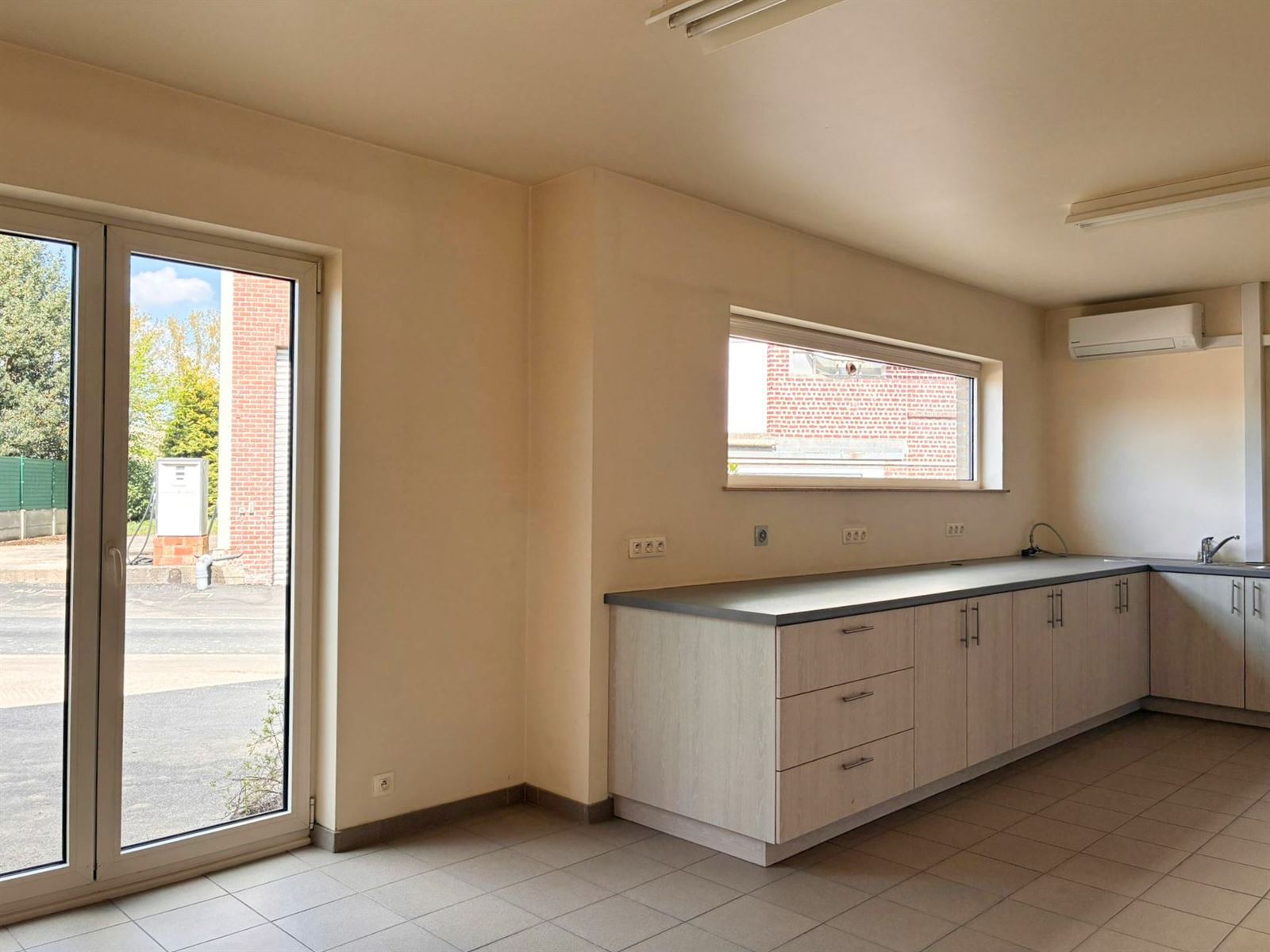 PHOTOS 6 : Entrepôt avec bureaux à 1755 PAJOTTEGEM (Belgique) - Prix 950 &euro;