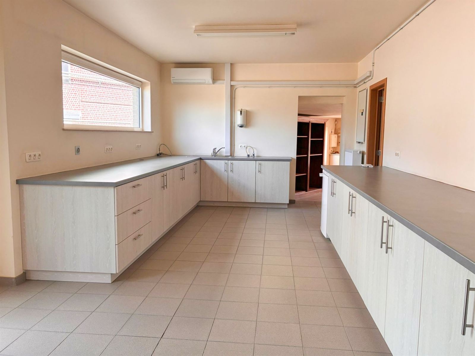 PHOTOS 7 : Entrepôt avec bureaux à 1755 PAJOTTEGEM (Belgique) - Prix 950 &euro;