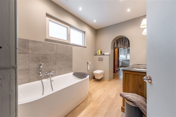 Impressionnante demeure avec un espace pour profession libérale et une partie habitation comprenant une chambre parentale, cinq chambres, jardin, garage et annexes - Faire offre àpd 320.000€