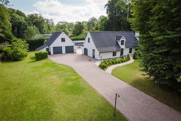 Vaste villa - 4 chambres - 1 bureau - 3 sdb - parc de 29a. Dans un quartier huppé et arboré du Bois du Strihoux, à proximité d'un accès A8 vers Lille et Bruxelles et des commodités d'Enghien. 850.000 €