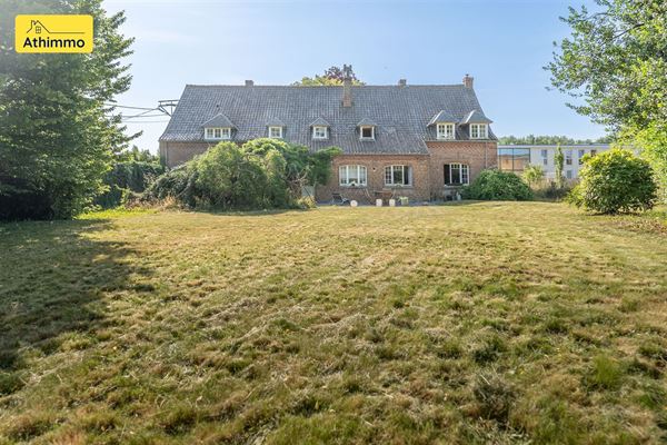 Bien de caractère, longère basse 4 ch, garage et jardin. Faire offre àpd 300.000 €
