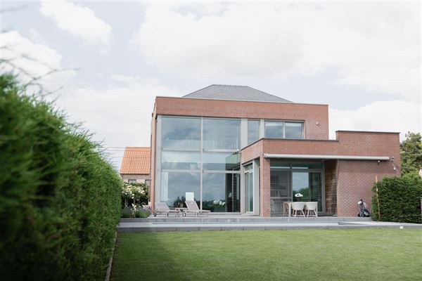 BIEN RARE DANS LA REGION. Maison d'architecte hyper contemporaine avec piscine et belle vue sur la Vallée. Finitions de haut standing.