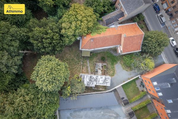 Grande villa de caractère des années 30 avec partie professionnelle, 6 chambres, 47 ares de terrain. Faire offre àpd 375.000 €