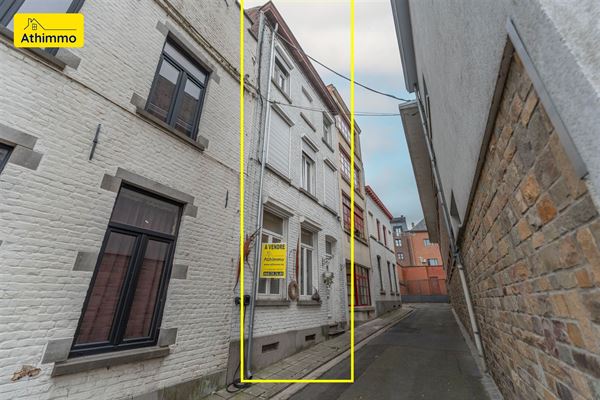 Jolie maison 2 façades située en plein centre historique de Lessines, proche des transports et des commodités. Idéal pour investisseur ou famille. Faire offre à partir de 160 000€