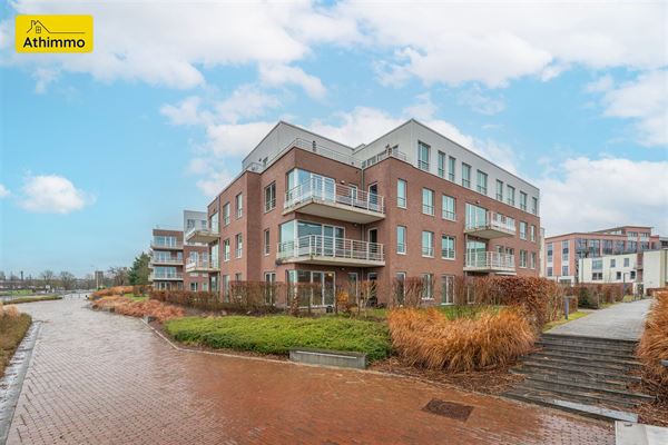 Au 2ème étage, 2 ch avec terrasse, cave et empl. de parking en sous-sol. Faire offre àpd 280.000 €