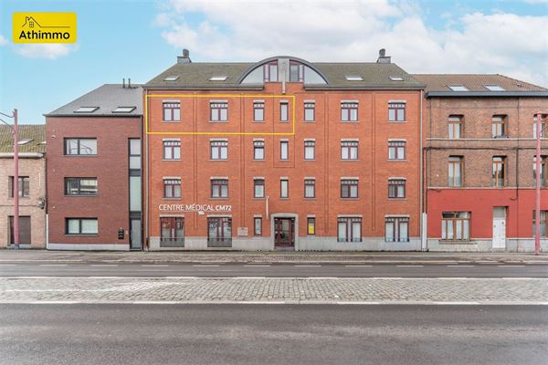 Appartement 3 chambres de 94 m² au 3e étage, avec balcon, cave, emplacement de parking et ascenseur. Faire offre àpd 210.000€.