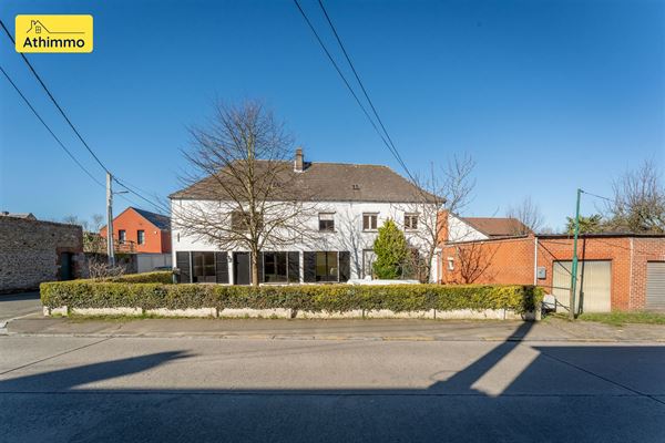 Ensemble de deux maisons d'habitations comprenant 4 chambres, un garage et jardin. Au centre de Attre, à 300 mètres de la gare, et à +/- 7km du centre-ville de ATH et des commodités. Faire offre àpd 250.000 €.