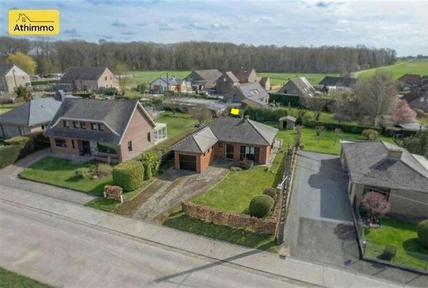 Bungalow plain-pied, 2 ch, garage et jardin. Faire offre àpd 250.000 €