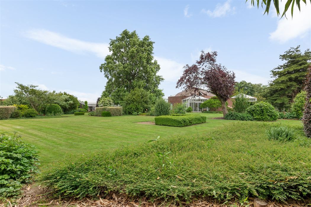 PRACHTIGE VILLA TE KOOP IN EEN OASE VAN GROEN