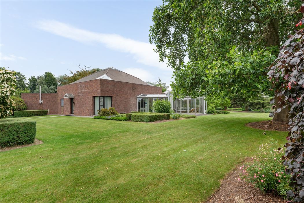 PRACHTIGE VILLA TE KOOP IN EEN OASE VAN GROEN