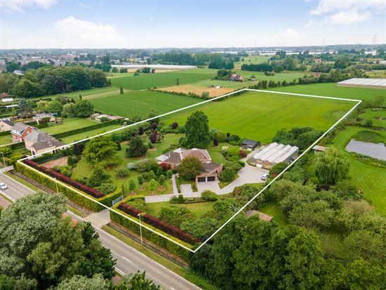 PRACHTIGE VILLA TE KOOP IN EEN OASE VAN GROEN