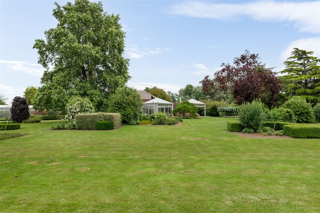 PRACHTIGE VILLA TE KOOP IN EEN OASE VAN GROEN