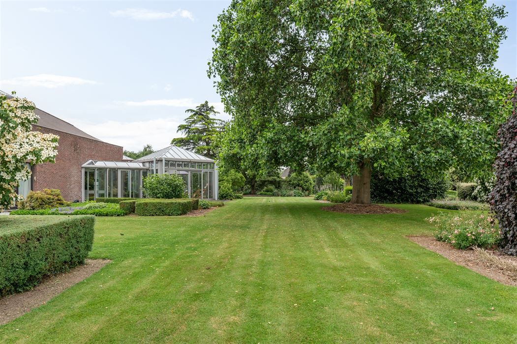 PRACHTIGE VILLA TE KOOP IN EEN OASE VAN GROEN