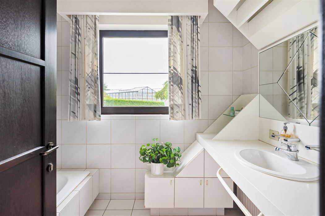 PRACHTIGE VILLA TE KOOP IN EEN OASE VAN GROEN
