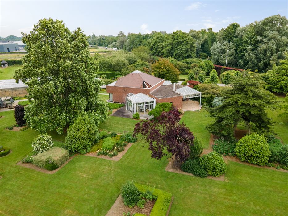 PRACHTIGE VILLA TE KOOP IN EEN OASE VAN GROEN