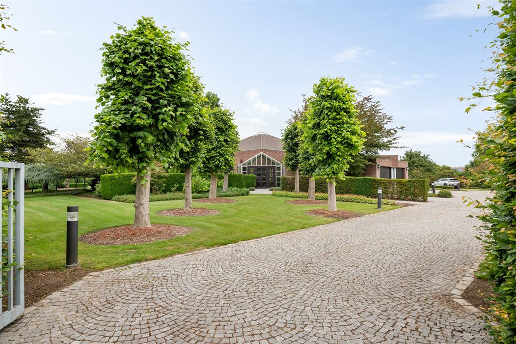 PRACHTIGE VILLA TE KOOP IN EEN OASE VAN GROEN