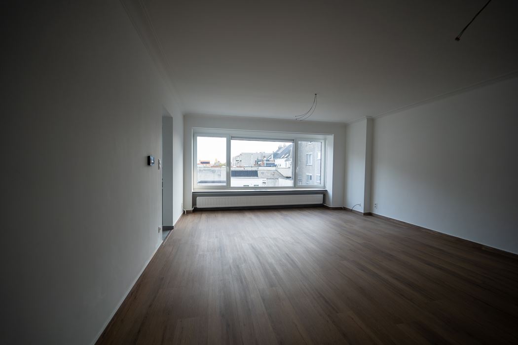 VOLLEDIGE GERENOVEERD 2-SLPK-APPARTEMENT GELEGEN OP DE 1ste VERDIEPING