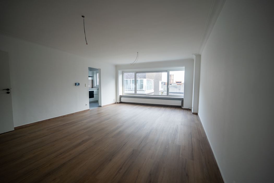 VOLLEDIGE GERENOVEERD 2-SLPK-APPARTEMENT GELEGEN OP DE 1ste VERDIEPING