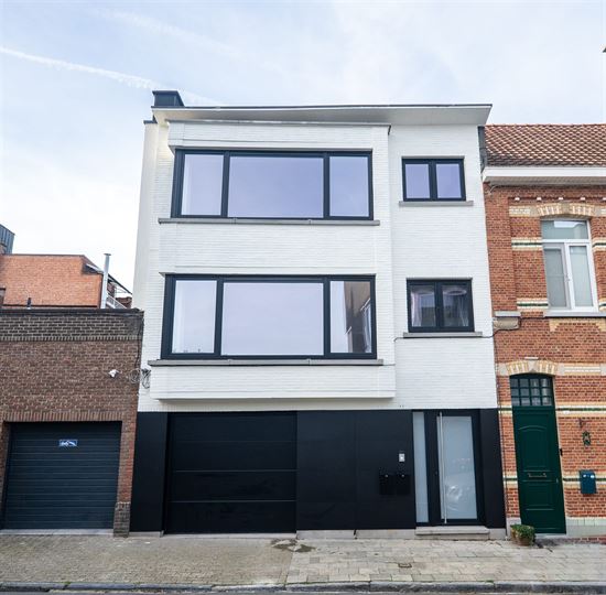VOLLEDIGE GERENOVEERD 2-SLPK-APPARTEMENT GELEGEN OP DE 1ste VERDIEPING