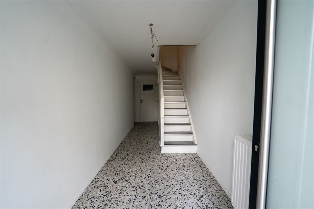 VOLLEDIGE GERENOVEERD 2-SLPK-APPARTEMENT GELEGEN OP DE 1ste VERDIEPING