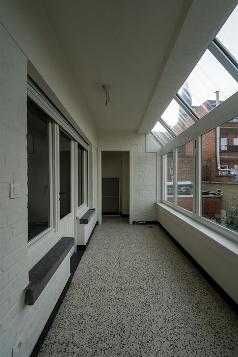 VOLLEDIGE GERENOVEERD 2-SLPK-APPARTEMENT GELEGEN OP DE 2de VERDIEPING