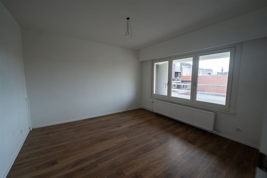 VOLLEDIGE GERENOVEERD 2-SLPK-APPARTEMENT GELEGEN OP DE 2de VERDIEPING