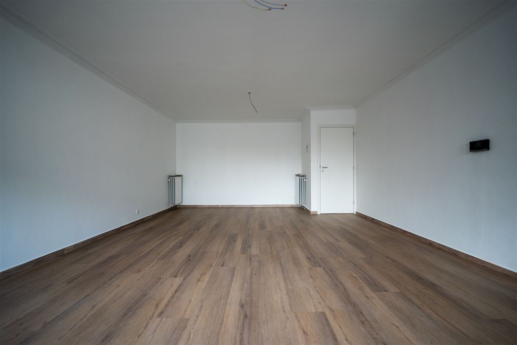 VOLLEDIGE GERENOVEERD 2-SLPK-APPARTEMENT GELEGEN OP DE 2de VERDIEPING