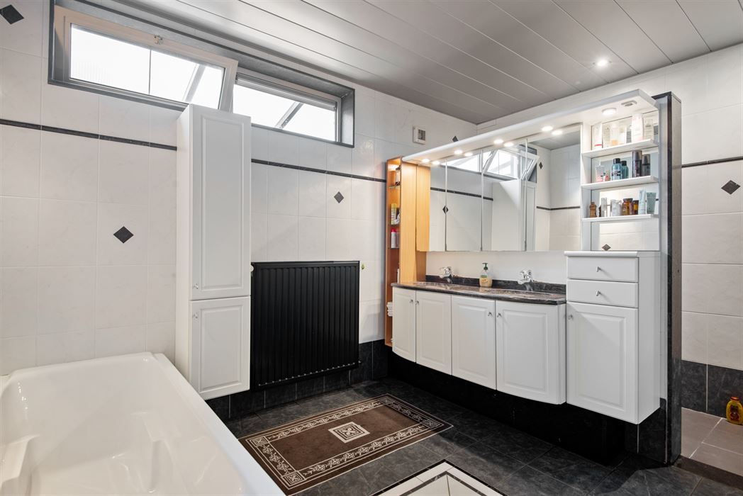 PERFECT ONDERHOUDEN WONING TE KOOP MET 4 SLPK